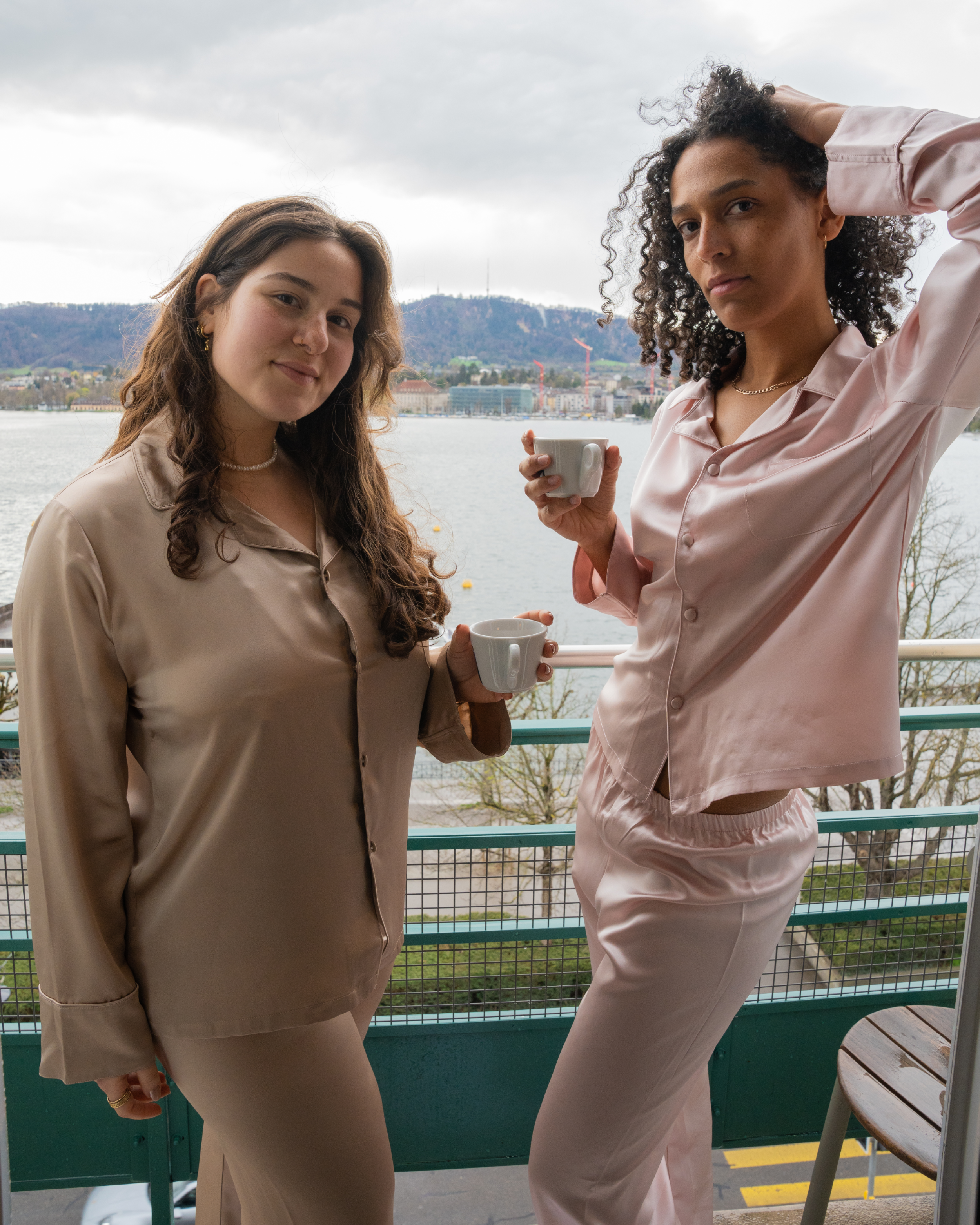 Seiden-Pyjama-Set in Dunkel-Champagner